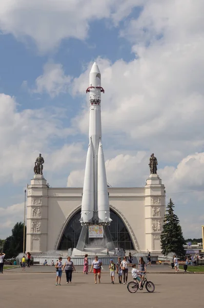 Première fusée russe Vostok à VDNKh, Moscou, Russie — Photo