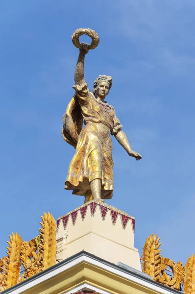 Estatua de niña con corona — Foto de Stock