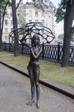 Minsk Şemsiyeli Heykel Kız