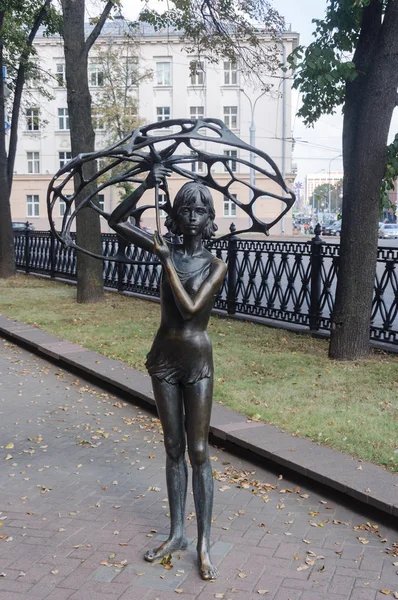 Skulptur flicka med paraply i Minsk — Stockfoto