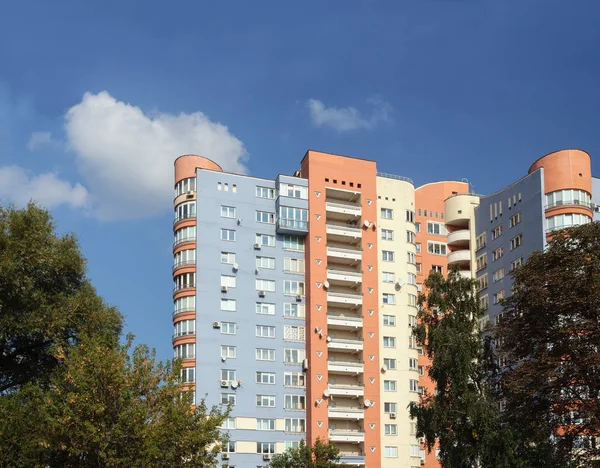 Mehrstöckiges Wohnhaus in Minsk — Stockfoto