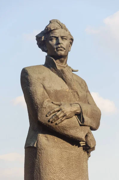 Monumento al poeta bielorusso Maxim Bogdanovich in Minsk — Foto Stock