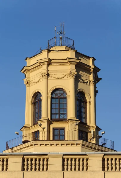 Torreta en la parte superior del antiguo edificio en Minsk — Foto de Stock