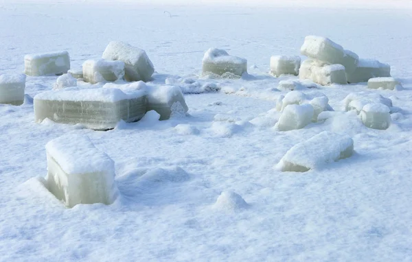 Cubos de gelo em um lago congelado — Fotografia de Stock