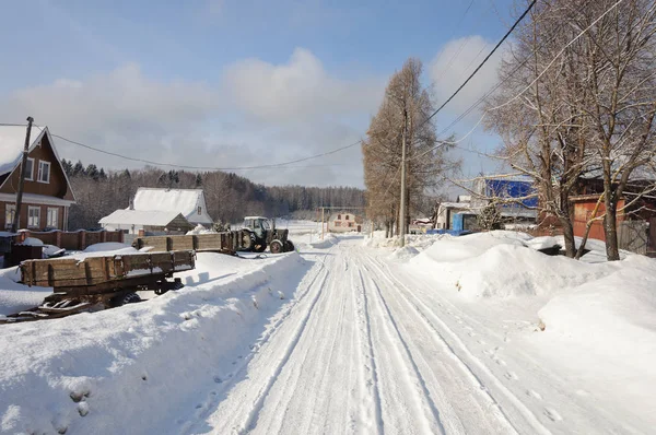 Camino de invierno en el campo — Foto de Stock