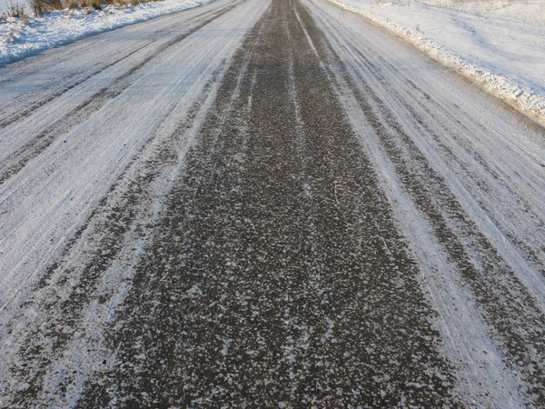 雪に覆われたアスファルトの道路 — ストック写真