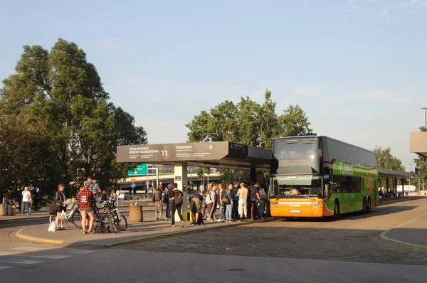 Embarquement des passagers dans le bus international, Varsovie — Photo