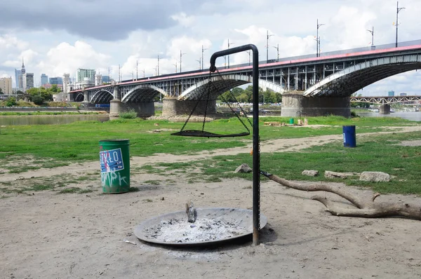 Barbacoa en la orilla del río Vístula en Varsovia — Foto de Stock