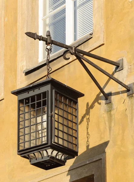 Lantaarn op de muur van het oude huis — Stockfoto