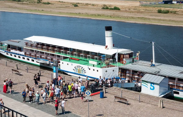 Dresden Deutschland Juli 2019 Menschen Der Anlegestelle Alten Ausflugsschiff Elbe — Stockfoto