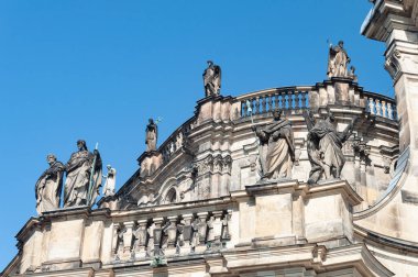 Kutsal Üçleme 'nin Dresden Katedrali' nin çatısındaki heykeller, Almanya 'nın Saksonya Sarayı' nın eski Katolik Kilisesi,