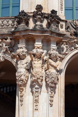Dresden, Almanya - 26 Temmuz 2019: Zwinger 'deki Wallpavillon sütununda dekoratif figürler, Dresden' deki saray kompleksi