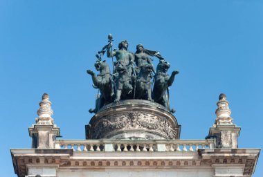 Dresden, Almanya 'da mavi gökyüzü arka planında Semperoper' in tepesinde Quadriga