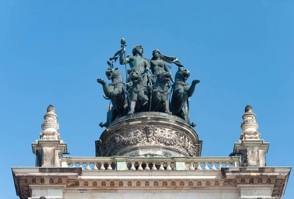 Quadriga Cima Semperoper Fundo Céu Azul Dresden Alemanha — Fotografia de Stock