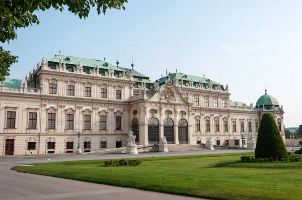 Övre Belvedere Palats Med Grön Gräsmatta Förgrunden Wien Österrike — Stockfoto