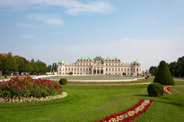 Palacio Belvedere Superior Con Césped Verde Macizo Flores Primer Plano — Foto de Stock