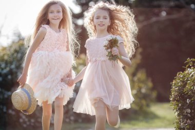 Portre güzel mutlu kız zevk kokusu bir çiçekli bahar çiçek Bahçe. Parlak ve şık yakınındaki çiçeği güzel kız gülümseyerek ağaç bahar bahçe beyaz çiçeklerle bush. Manzara. Şapkalı bir gülümseyen kız portresi bahar