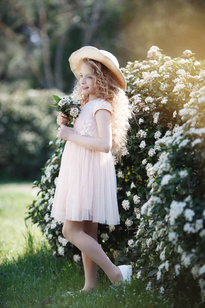 Porträt Schöne Glückliche Mädchen Genießen Duft Einem Blühenden Frühling Blühenden — Stockfoto