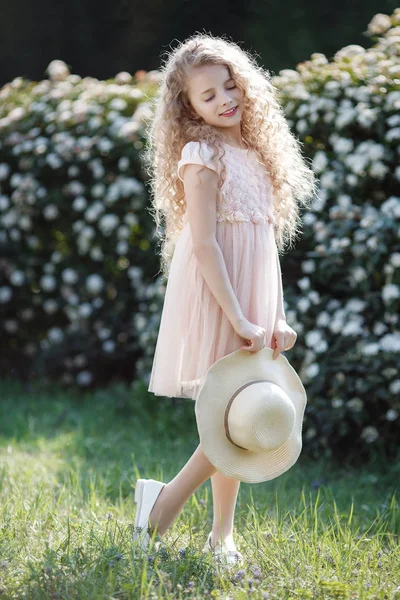 Retrato Bela Menina Feliz Desfrutando Cheiro Jardim Florescendo Primavera Floração — Fotografia de Stock