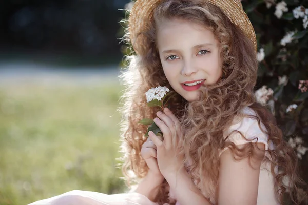 Portre Güzel Mutlu Kız Zevk Kokusu Bir Çiçekli Bahar Çiçek — Stok fotoğraf