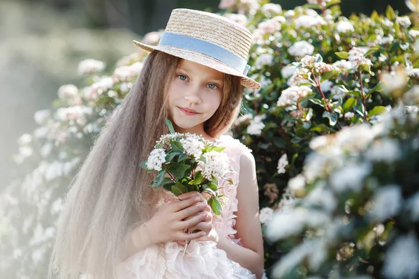 Porträtt Vackra Glad Tjej Njuter Doften Blommande Våren Blommande Trädgård — Stockfoto