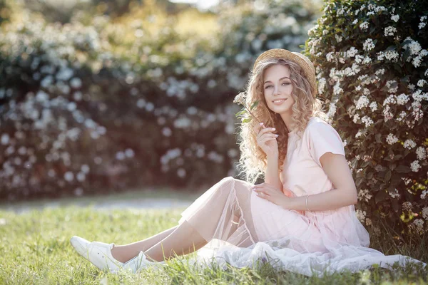 Güzel Genç Model Bahar Kız Çıtır Yaz Çiçeği Parkta Saç — Stok fotoğraf