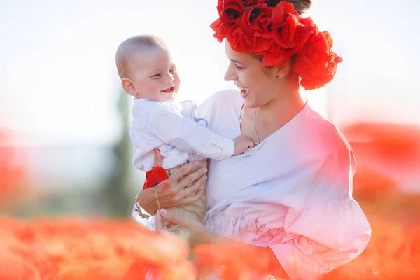 Une Belle Jeune Mère Robe Longue Blanche Une Couronne Coquelicots — Photo