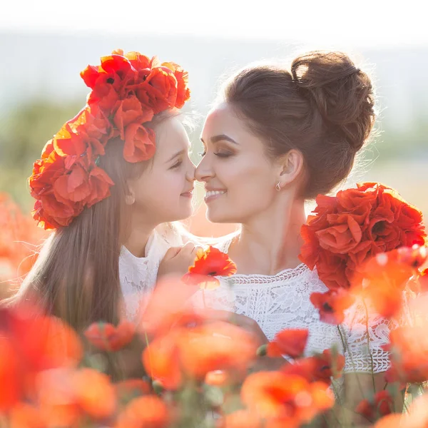 Madre Hija Campo Amapolas Hermosa Madre Hija Jugando Campo Flores — Foto de Stock