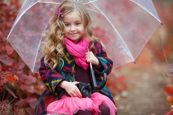 Cute Dziewczynka Gry Opadłych Liści Złote Spaceru Parku Jesień Szczęśliwym — Zdjęcie stockowe