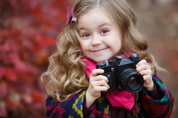 Kleines Nettes Mädchen Einer Herbstjacke Fotografiert Den Goldenen Herbst Steht — Stockfoto