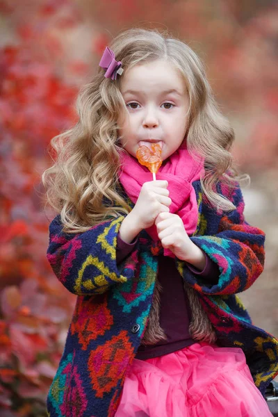 Elegante Niña Años Con Chaqueta Otoño Parque Mirando Cámara Infancia — Foto de Stock