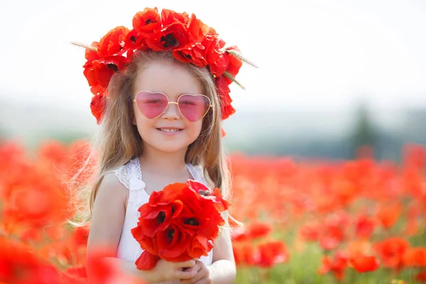 Een Kleine Kleuter Meisje Met Lang Krullend Haar Gekleed Een — Stockfoto