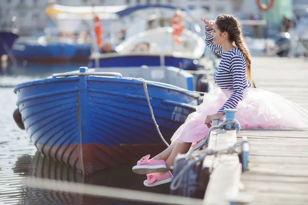 Krásná Mladá Žena Bruneta Dlouhými Vlasy Popletenými Copu Oblečená Růžové — Stock fotografie