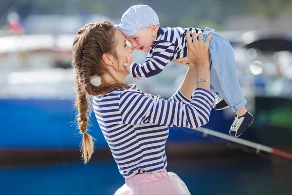 Eine Junge Schöne Frau Brünett Mit Langen Haaren Die Zwei — Stockfoto