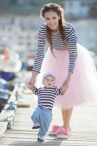 Eine Junge Schöne Frau Brünett Mit Langen Haaren Die Zwei — Stockfoto