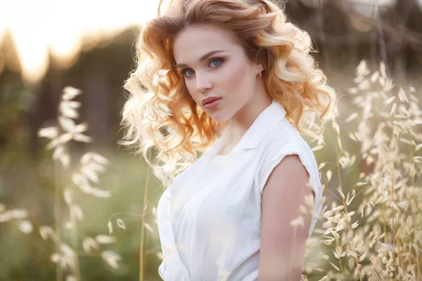 Beautiful Young Woman Long Curly Hair Blond Long Black Eyelashes — Stock Photo, Image