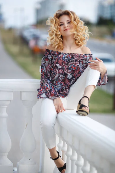 Schöne Junge Frau Mit Langen Lockigen Haaren Blonden Langen Schwarzen — Stockfoto