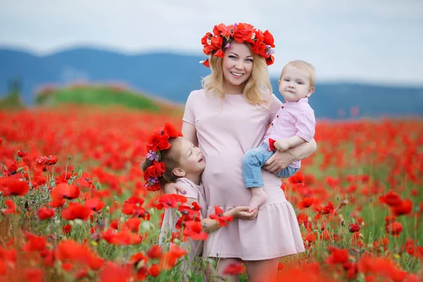 Una Mujer Feliz Joven Embarazada Rubia Vestida Con Vestido Rosa — Foto de Stock