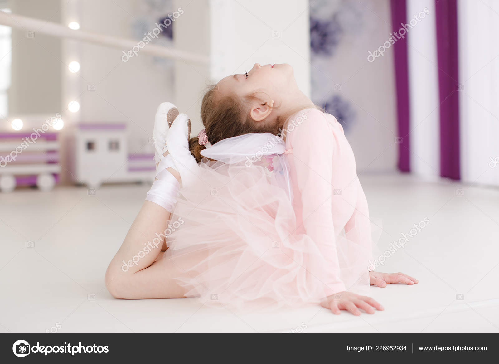 stemme støbt sikkerhed Little Cute Girl Class Ballet Studio Little Ballerina Girl Pink Stock Photo  by ©golyak 226952934