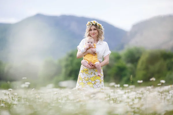 Una Madre Feliz Sostiene Sus Brazos Hijo Recién Nacido Parado — Foto de Stock