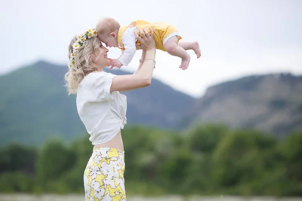 Een Gelukkige Moeder Houdt Haar Armen Haar Pasgeboren Zoon Permanent — Stockfoto