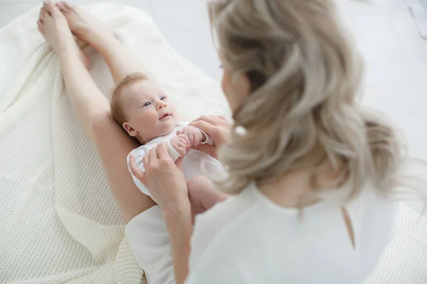 Madre Joven Sosteniendo Hijo Recién Nacido Mujer Niño Recién Nacido — Foto de Stock