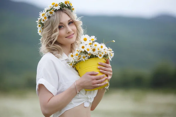 Glad Mamma Håller Famnen Sin Nyfödde Son Som Står Utomhus — Stockfoto