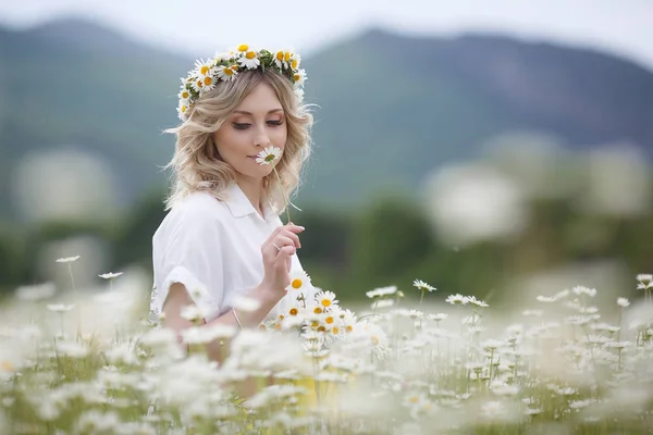 Eine Glückliche Mutter Hält Ihren Neugeborenen Sohn Arm Der Draußen — Stockfoto