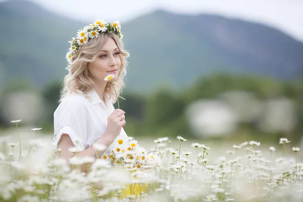 Glad Mamma Håller Famnen Sin Nyfödde Son Som Står Utomhus — Stockfoto