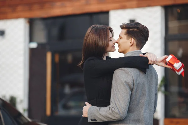 Feiertage Und Veranstaltungen Ein Geschenk Für Die Frau Die Liebte — Stockfoto