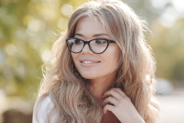 Porträt Einer Schönen Frau Mit Lockigem Haar Freien Einem Frühlingspark — Stockfoto