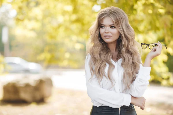 Porträt Einer Schönen Frau Mit Lockigem Haar Freien Einem Frühlingspark — Stockfoto