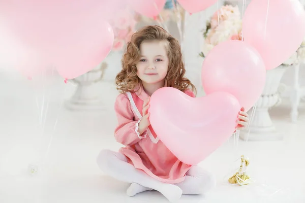 Día San Valentín Postal Niña Con Pelo Rubio Rizado Posa — Foto de Stock