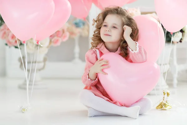 Valentinstag Postkarte Kleines Mädchen Mit Blonden Lockigen Haaren Posiert Einem — Stockfoto